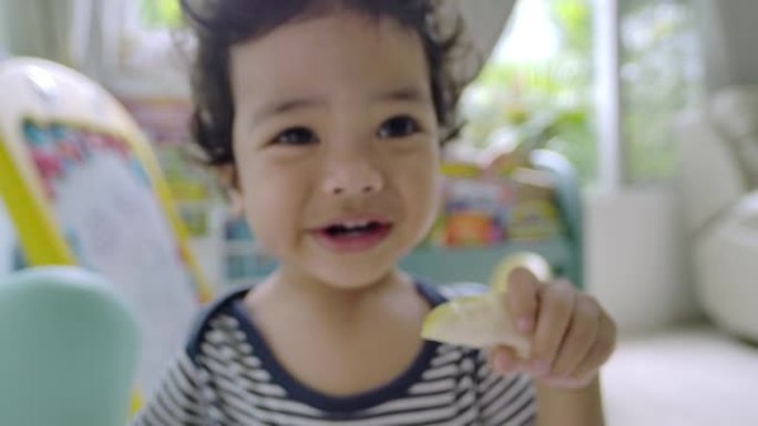 亚洲男孩在家玩耍婴儿宝宝萌娃开心笑脸