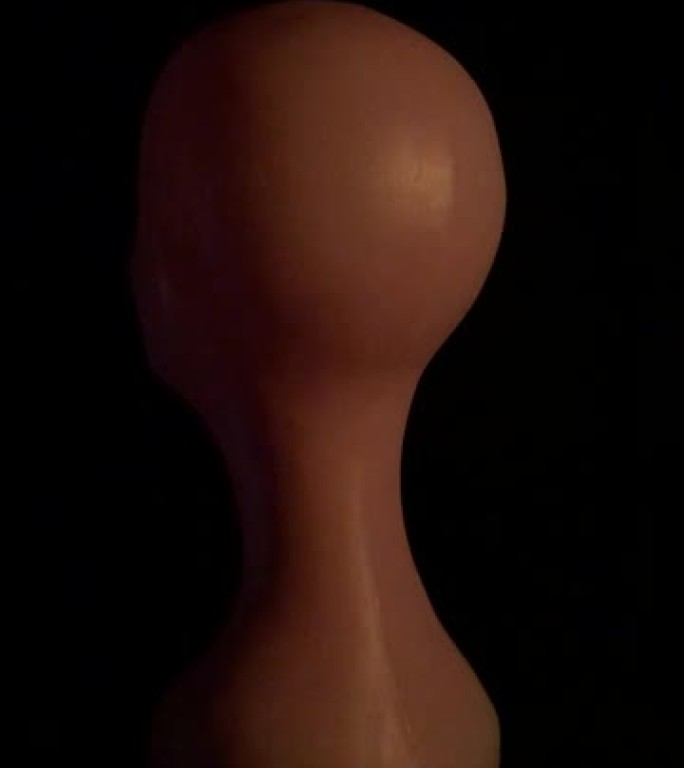 塑料人体模型头部和黑色背景