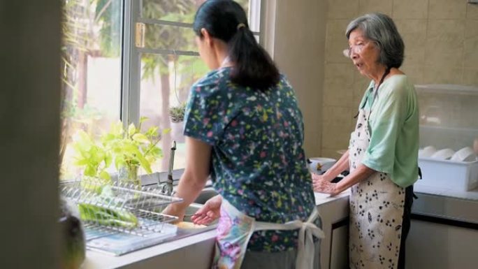 亚洲高级女性烹饪健康有机蔬菜沙拉