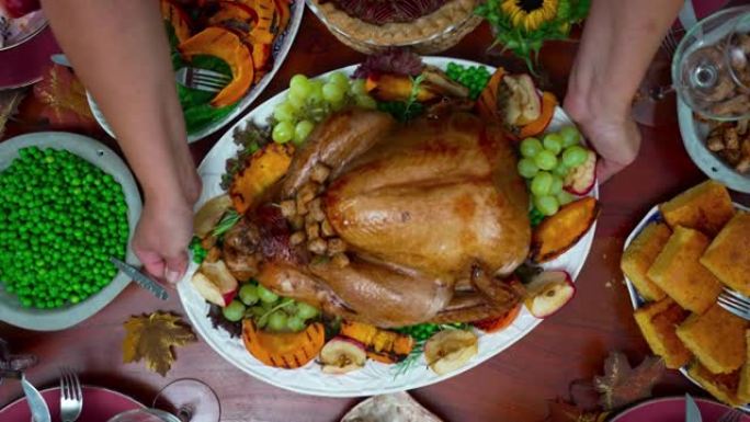 感恩节假期装满火鸡的家庭