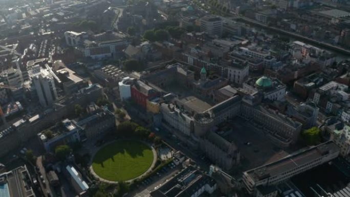 历史悠久的都柏林城堡和其他城镇建筑之间的绿色圆形Dubh Linn花园的鸟瞰图。爱尔兰都柏林