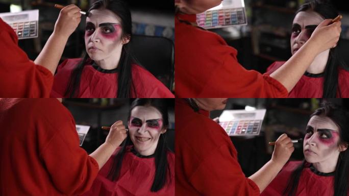 在一个万圣节的夜晚，一位女化妆师用舞台妆把她的朋友化装成一个可怕的吸血鬼