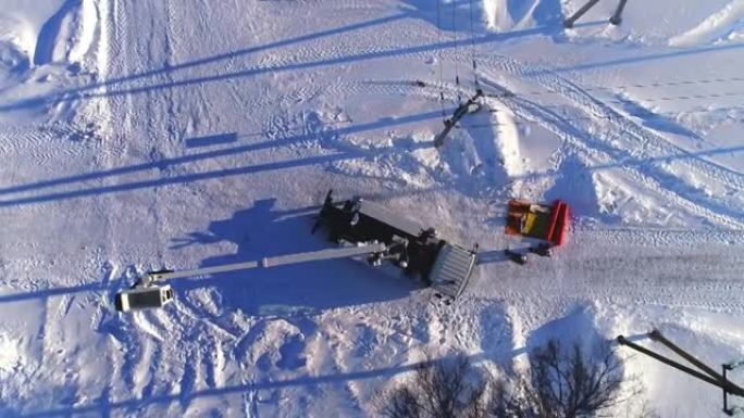 雪域电力线附近的液压升降车