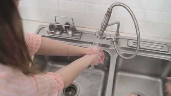 女人在厨房做饭前洗手