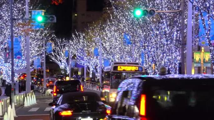 六本木的榉坂上经过的圣诞灯和汽车