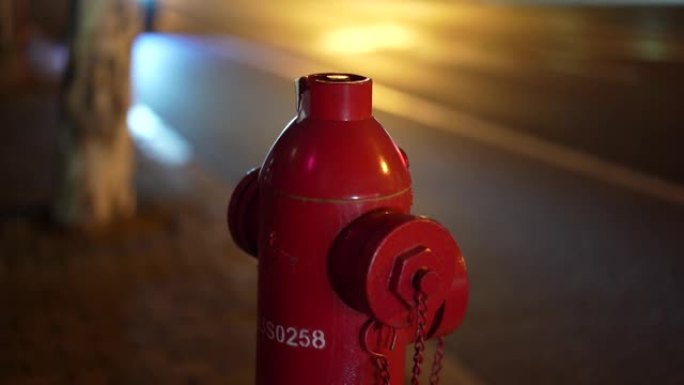 中国上海市中心暗夜的消防栓和交通