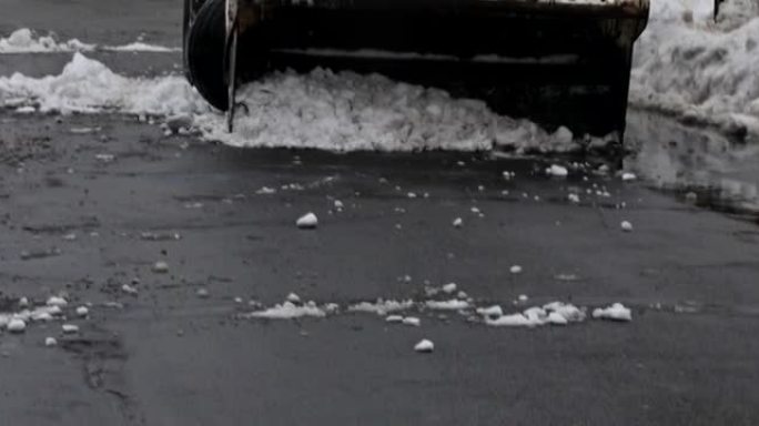 冬季停车场上的除雪设备。