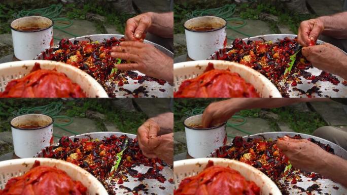 清洗烤红辣椒，放在塑料碗里。
