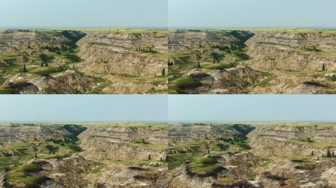 空中无人机拍摄了加拿大艾伯塔省德拉赫勒的马蹄峡谷荒地侏罗纪看起来像恐龙国家
