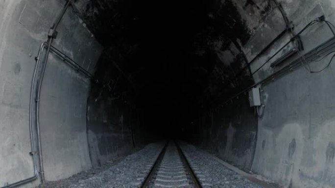 尽头一条黑暗隧道内的铁路线