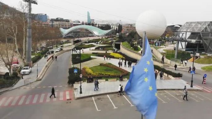 格鲁吉亚第比利斯- 2021年4月9日:鸟瞰悬挂着欧盟旗帜的欧洲广场。第比利斯悲剧纪念日和游行示威。