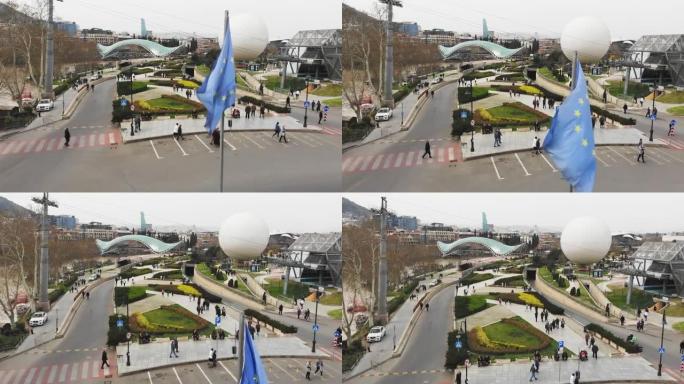 格鲁吉亚第比利斯- 2021年4月9日:鸟瞰悬挂着欧盟旗帜的欧洲广场。第比利斯悲剧纪念日和游行示威。