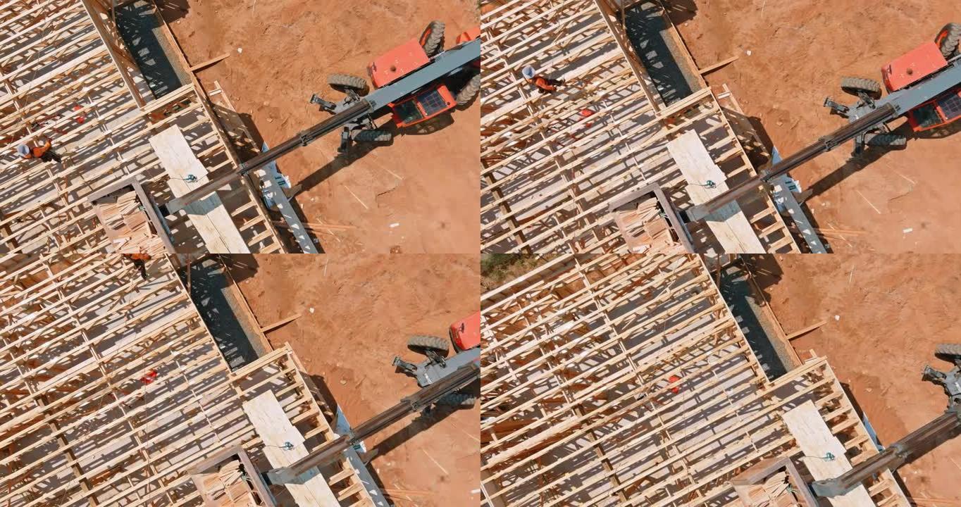 一辆木工被一辆起重卡车叉车在建筑材料中抬起，一堆木板木构架了一个新家