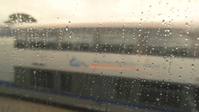 从湿火车窗口观看。