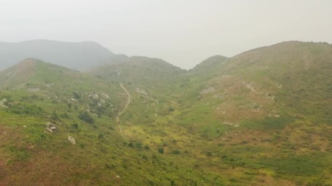 沿着山上的徒步小径飞行。香港大屿山乡村公园凌雾山