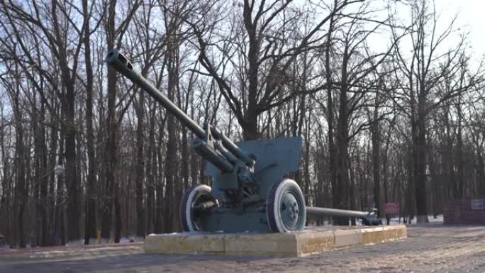 军事公园的反坦克炮。军事公园冬日安装在基座上的旧反坦克炮纪念碑