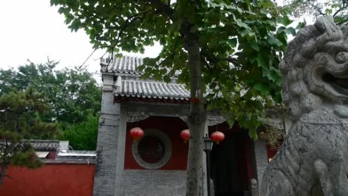 寺庙门口的石狮、历史纪念物、晃动的树影。
