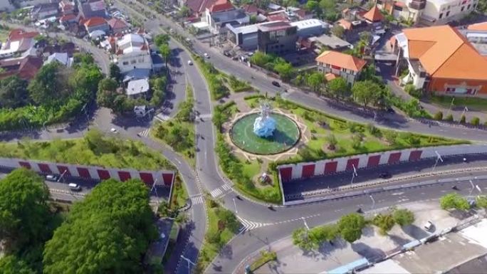 印度尼西亚巴厘岛登巴萨市的空中十字路口街景