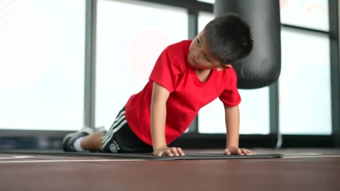 亚洲男孩在健身房锻炼俯卧撑和瑜伽