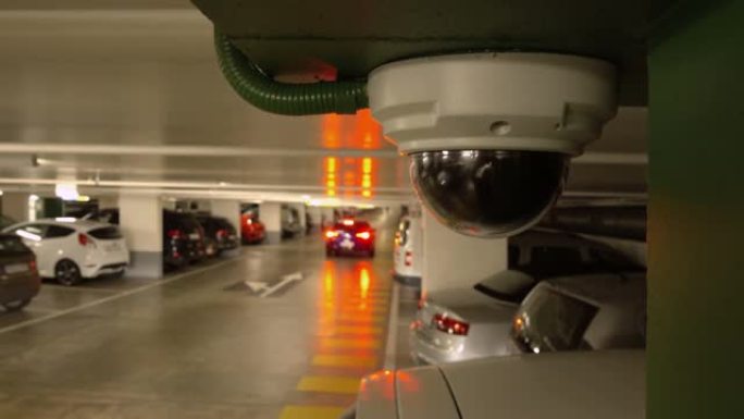 靠近控制车辆的墙上的停车监控摄像头