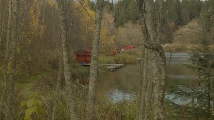 秋季露营，湖边的凉亭。