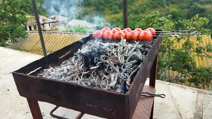 在火上煮红色西红柿。好胃口。夏天的菜，西红柿着火了。亚美尼亚美食