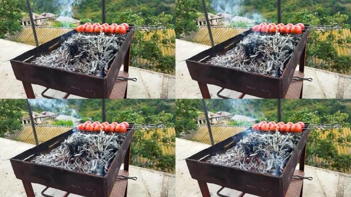 在火上煮红色西红柿。好胃口。夏天的菜，西红柿着火了。亚美尼亚美食