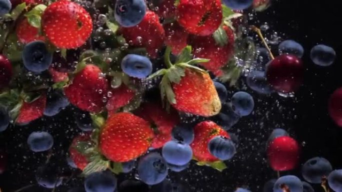 浆果慢慢落入水中。草莓蓝莓超慢mo