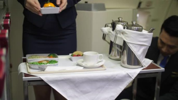 空姐为商务旅行准备和提供带茶的美味食物