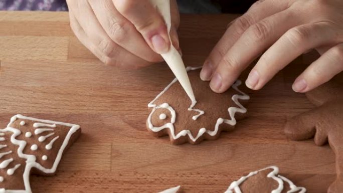 用圆锥形装饰刺猬形式的自制姜饼圣诞饼干，用白色糖衣