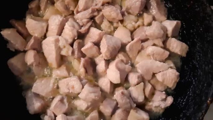 煎锅炖煮时的猪肉块，俯视图