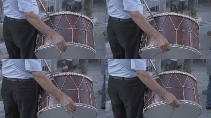 一名男子在斋月鼓上演奏的后视图