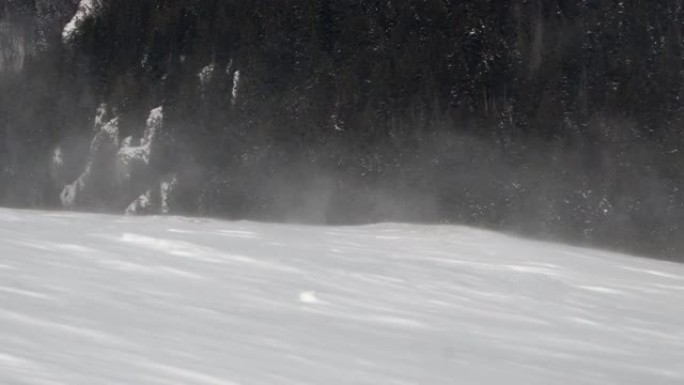 由于山顶山坡上的暴风雪，积雪在空中飘过，特写镜头