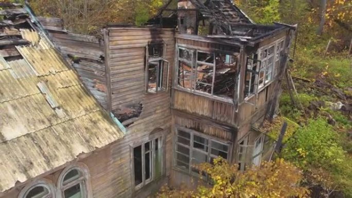 火灾后烧毁木屋废墟的4k航拍视频