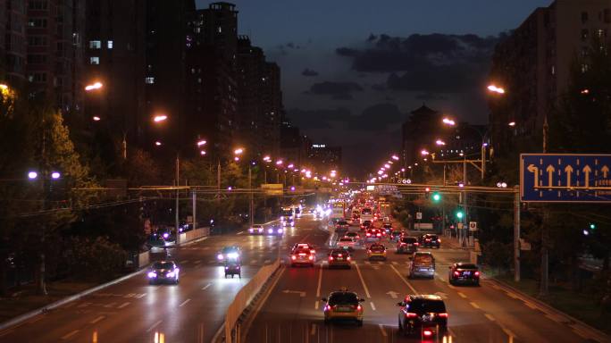 夜晚都市马路上汽车行驶堵车红灯交通拥堵