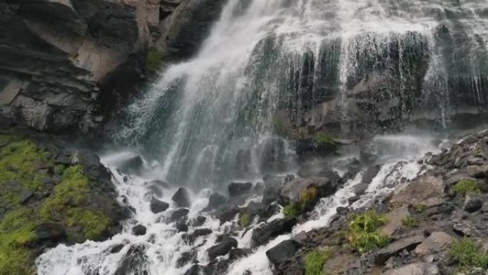 慢动作中的巨型山瀑布全景，水从高山高处落下