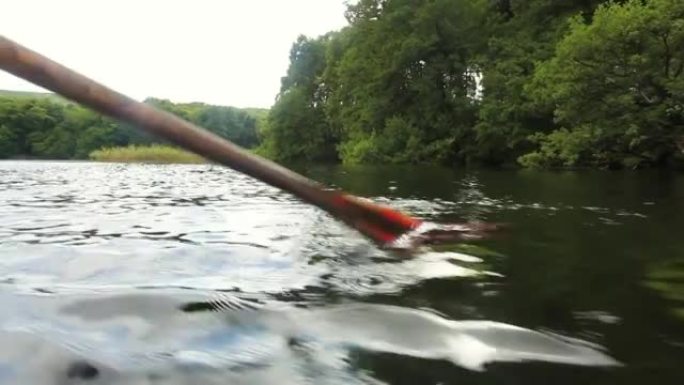 用旧木桨划过清澈的湖面