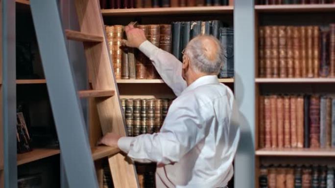 集中灰白头发的70多岁老年男性从储存架公共图书馆选择古董复古书