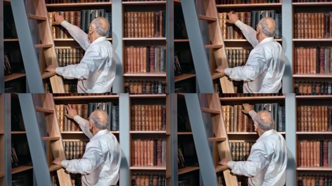 集中灰白头发的70多岁老年男性从储存架公共图书馆选择古董复古书