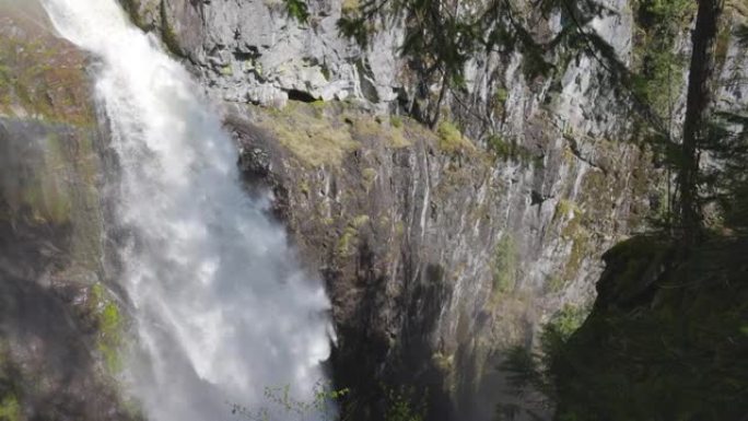 瀑布冲下加拿大山区的一个岩石峡谷。