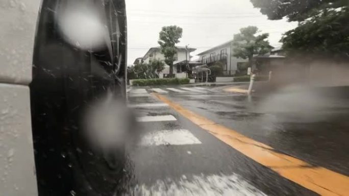 暴雨中驾车穿越居民区