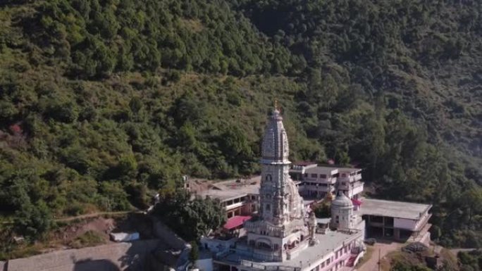 印度喜马偕尔邦Jatoli Shiv Parvati寺庙的鸟瞰图。无人机拍摄了亚洲最高的湿婆神庙。