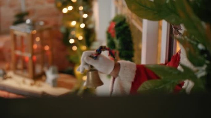 圣诞老人偷偷穿过阳台门，进入屋子，在深夜离开包裹。圣诞老人进屋