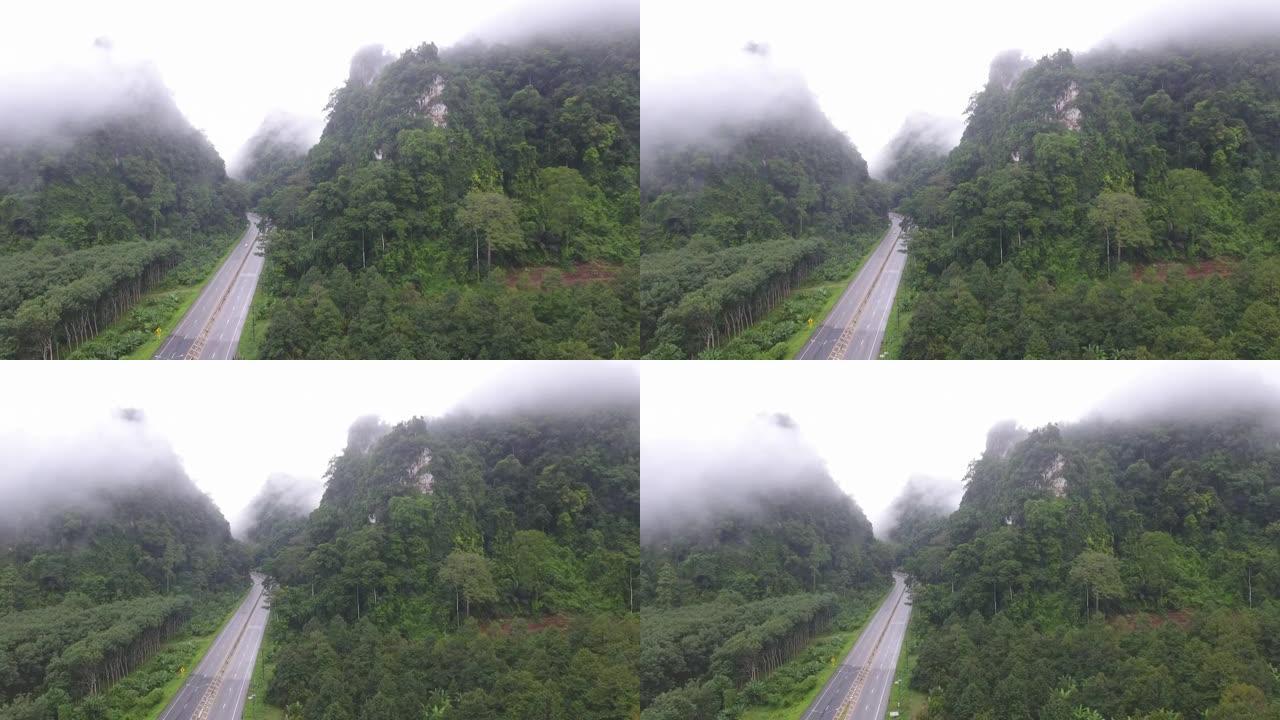 通过带有雾的局部山脉的道路的鸟瞰图