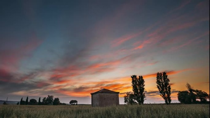 西班牙加泰罗尼亚。春天的日落天空在西班牙乡村乡村麦田景观。孤独的谷仓农场在风景秀丽的戏剧性天空下建造