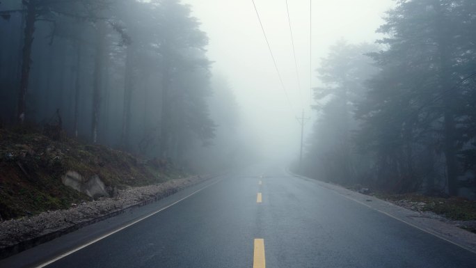行走在大雾中的公路第一视角