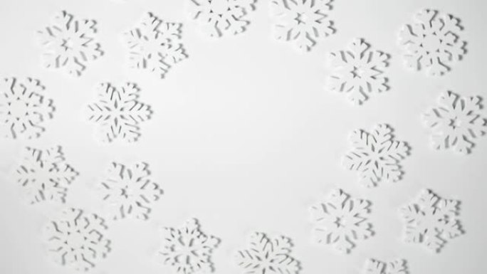 圣诞玩具白色雪花框架在白色背景上旋转，并放置文字。新年作文视频贺卡4k镜头