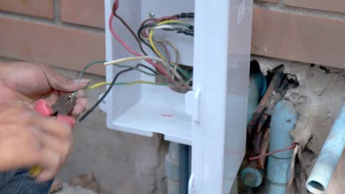 手动关闭-亚洲空调技术人员为空调安装制造了不充分的电线。家庭装修和翻新概念中的不当安全。