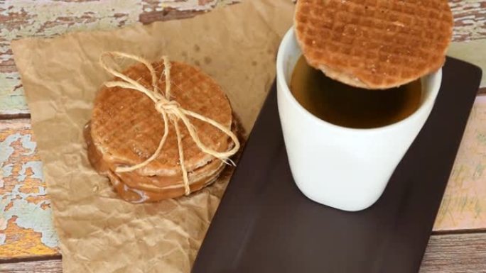 几个Stroopwafel串起一串剑麻和葡萄糖浆，放大。附近供应一杯咖啡。