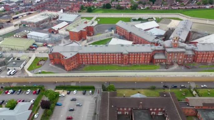 英国西约克郡韦克菲尔德镇中心的空中无人机画面显示了女王陛下监狱的主要建筑和墙壁，也被称为HMP韦克菲